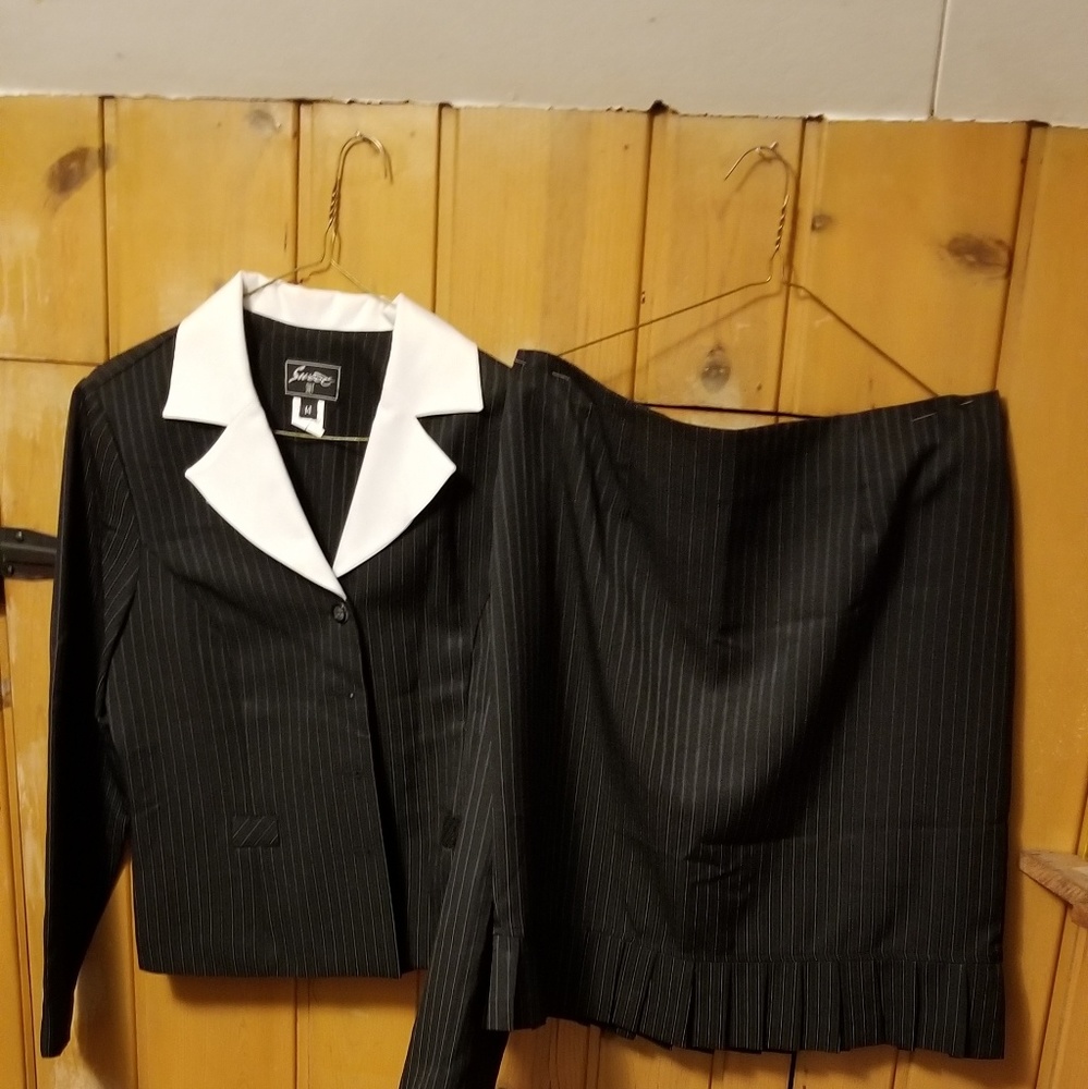Skirt suit